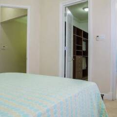 Отель New Kingston Guest Apt at Sonoma Estate комната для гостей