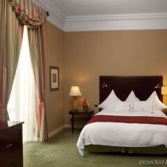 Отель Marriott Tbilisi сейф в номере