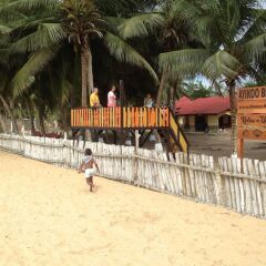 Отель Ayikoo Beach House пляж
