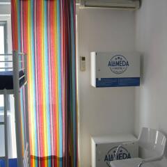 Alameda Hostel сейф в номере
