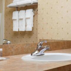 Отель Days Inn & Suites by Wyndham Brooks ванная