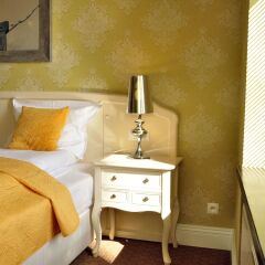 Отель SleepWalker Boutique Suites сейф в номере