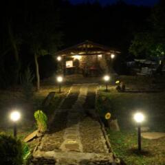 Отель Guest House Stone Paths Боженци вид на фасад