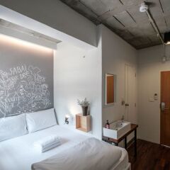 Liveitup Chitlom Hostel Бангкок комната для гостей
