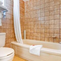 Отель Comfort Inn & Suites North Vancouver Канада, Аптаун - отзывы, цены и фото номеров - забронировать отель Comfort Inn & Suites North Vancouver онлайн ванная