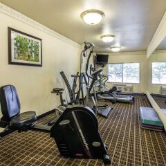 Отель Quality Inn and Suites Summit County фитнесс-зал