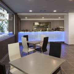 Апартаменты AxelBeach Ibiza Suites Apartments Spa and Beach Club - Adults Only гостиничный бар