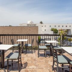 Отель Ramada by Wyndham Culver City балкон