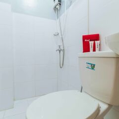 Отель RedDoorz near NAIA Terminal 1 Филиппины, Пасай - отзывы, цены и фото номеров - забронировать отель RedDoorz near NAIA Terminal 1 онлайн ванная фото 2