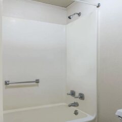 Отель Knights Inn Columbus Downtown ванная фото 2