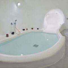 Отель Cave Suite Oia Греция, Остров Санторини - отзывы, цены и фото номеров - забронировать отель Cave Suite Oia онлайн ванная