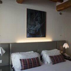 Отель Trevi Palace Luxury Inn сейф в номере
