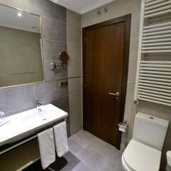 Отель Apartamentos Turisticos LLanes Испания, Льянес - отзывы, цены и фото номеров - забронировать отель Apartamentos Turisticos LLanes онлайн ванная фото 2
