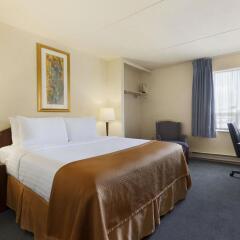 Отель Travelodge Calgary Macleod Trail Канада, Калгари - отзывы, цены и фото номеров - забронировать отель Travelodge Calgary Macleod Trail онлайн комната для гостей фото 2