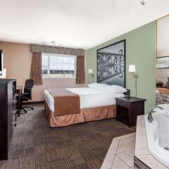 Отель Super 8 by Wyndham Saskatoon Near Saskatoon Airport удобства в номере