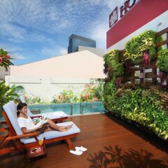 Hotel Clover The Arts бассейн