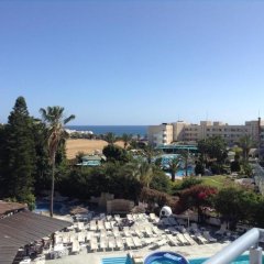 Отель Paphos Gardens Holiday Resort Кипр, Пафос - 1 отзыв об отеле, цены и фото номеров - забронировать отель Paphos Gardens Holiday Resort онлайн балкон