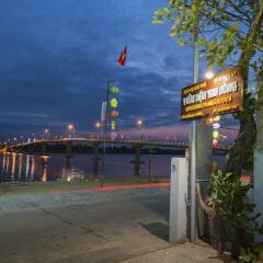 Отель Riverside Plum Garden Homestay парковка
