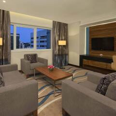 Отель DoubleTree by Hilton Hotel & Residences Dubai Al Barsha ОАЭ, Дубай - 1 отзыв об отеле, цены и фото номеров - забронировать отель DoubleTree by Hilton Hotel & Residences Dubai Al Barsha онлайн комната для гостей фото 2
