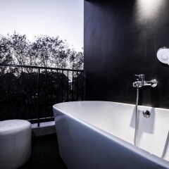Blu Monkey Hub and Hotel Phuket Пхукет ванная