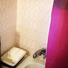 Отель V Dinastia Lisbon Guesthouse Португалия, Лиссабон - 1 отзыв об отеле, цены и фото номеров - забронировать отель V Dinastia Lisbon Guesthouse онлайн ванная фото 2