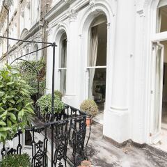 Апартаменты Huge, Regal 2BR Apartment Right next to Harrods! Лондон
