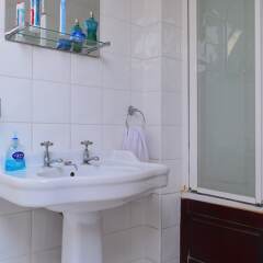 Отель Spacious 2 Bedroom House With Garden in Islington ванная фото 2