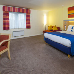 Отель Holiday Inn Express Edinburgh Royal Mile Великобритания, Эдинбург - 1 отзыв об отеле, цены и фото номеров - забронировать отель Holiday Inn Express Edinburgh Royal Mile онлайн комната для гостей фото 5