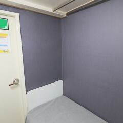 Отель The Simple House сейф в номере
