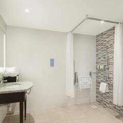 Отель Hampton by Hilton London Stansted Airport ванная