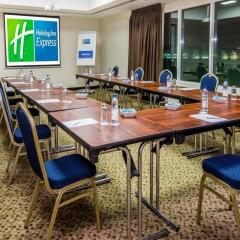 Отель Holiday Inn Express Dubai Airport ОАЭ, Дубай - - забронировать отель Holiday Inn Express Dubai Airport, цены и фото номеров помещение для мероприятий