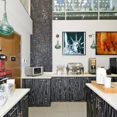 Отель Best Western Plus LaGuardia Airport Hotel Queens США, Нью-Йорк - отзывы, цены и фото номеров - забронировать отель Best Western Plus LaGuardia Airport Hotel Queens онлайн питание фото 3