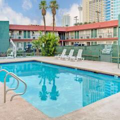 Отель Travelodge Las Vegas Strip North бассейн