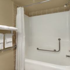Отель Colonial Square Inn & Suites ванная фото 2