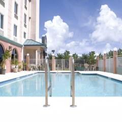 Отель Best Western Airport Inn & Suites бассейн