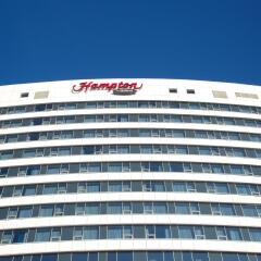 Гостиница Hampton by Hilton Moscow Strogino (Хэмптон бай Хилтон) в Москве - забронировать гостиницу Hampton by Hilton Moscow Strogino (Хэмптон бай Хилтон), цены и фото номеров Москва вид на фасад фото 2
