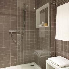 Отель The Urban Suites Испания, Барселона - 1 отзыв об отеле, цены и фото номеров - забронировать отель The Urban Suites онлайн ванная фото 2