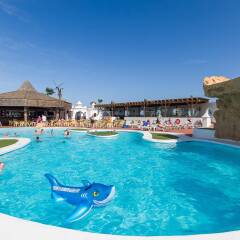 Отель Sands Beach Resort бассейн