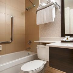 Отель BEST WESTERN PLUS Carlton Plaza Hotel Канада, Виктория - отзывы, цены и фото номеров - забронировать отель BEST WESTERN PLUS Carlton Plaza Hotel онлайн ванная