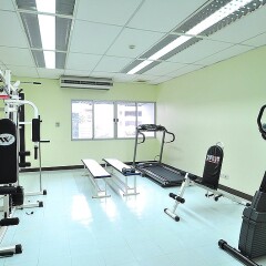 Отель Bangkok Christian Guesthouse Бангкок фитнесс-зал