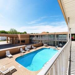 Отель Econo Lodge Effingham бассейн