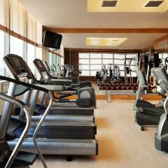 Отель Sheraton Poznan Hotel Польша, Познань - отзывы, цены и фото номеров - забронировать отель Sheraton Poznan Hotel онлайн фитнесс-зал фото 3