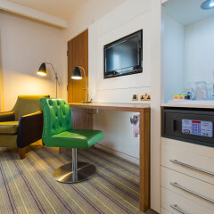 Отель Holiday Inn Stevenage сейф в номере
