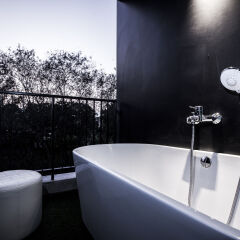 Blu Monkey Hub and Hotel Phuket ванная