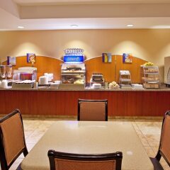 Отель Holiday Inn Express & Suites Niagara Falls США, Ниагара-Фолс - отзывы, цены и фото номеров - забронировать отель Holiday Inn Express & Suites Niagara Falls онлайн питание