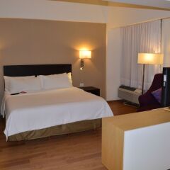 Отель Fiesta Inn Tlalnepantla Тлальнепантла-де-Бас сейф в номере