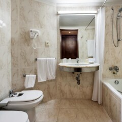 Отель Neat Hotel Avenida Португалия, Понта-Делгада - 1 отзыв об отеле, цены и фото номеров - забронировать отель Neat Hotel Avenida онлайн ванная фото 3
