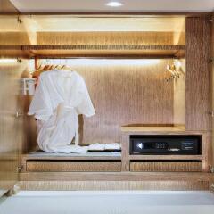 Отель Citrus Sukhumvit 13 by Compass Hospitality сейф в номере