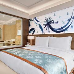 The Leela Ambience Convention Hotel, Delhi комната для гостей