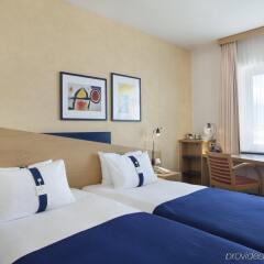 Отель Holiday Inn Express Geneva Airport, an IHG Hotel Швейцария, Мерен - отзывы, цены и фото номеров - забронировать отель Holiday Inn Express Geneva Airport, an IHG Hotel онлайн комната для гостей